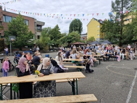 Besucherinnen und Besucher des Sommerfests im Don-Bosco-Club Köln