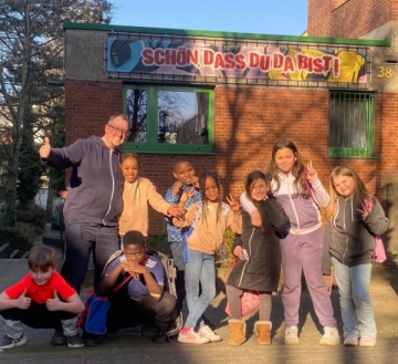 Abschiedsbild mit den Kindern des Don Bosco Clubs in Köln mit Ewald