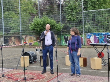 Pater Christian Vahlhaus und Magdalena Keil begrüßen zum Sommerfest im Don-Bosco-Club Köln